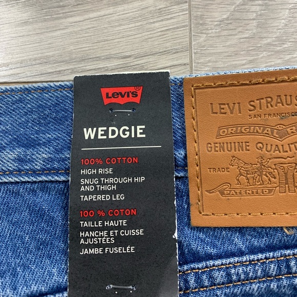 Levi’s Wedgie High Rise Distressed Raw Hem Jeans - Picture 9 of 14